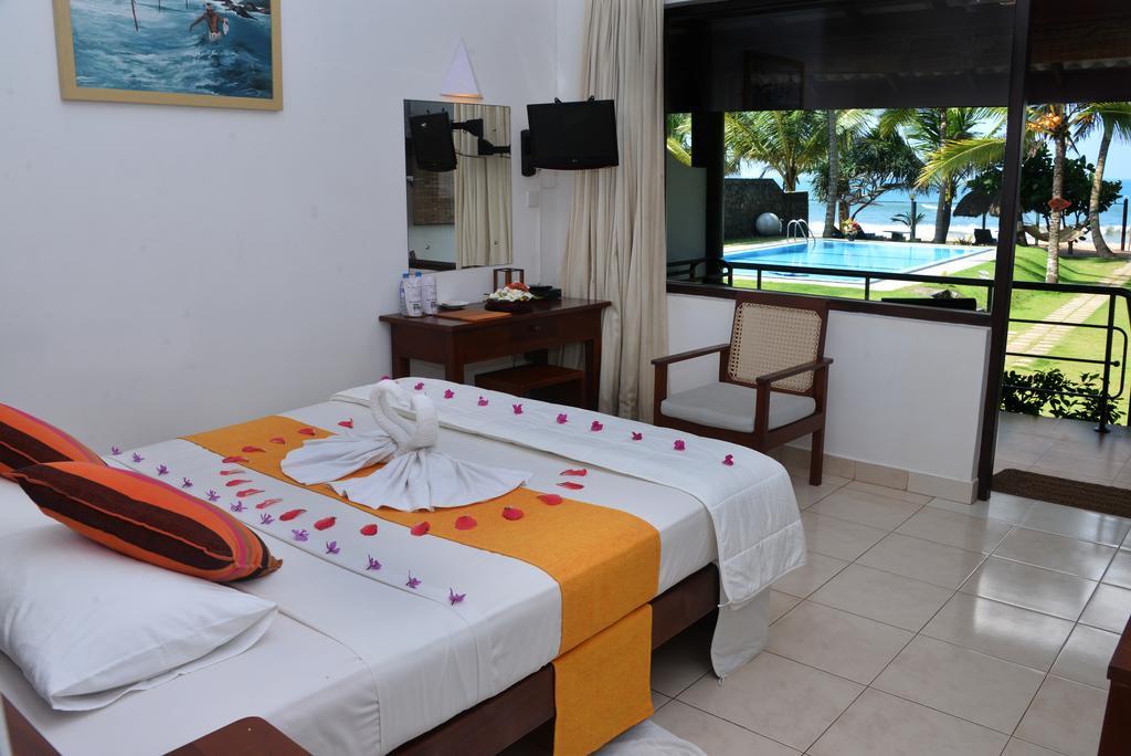 Sea Rock Villa Bentota Room photo